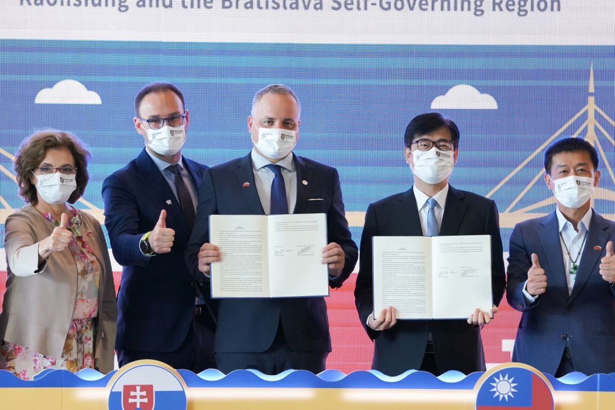 ▲臺灣與斯洛伐克疫情嚴峻中患難見真情，今（10）日高雄市長陳其邁與布省省長德若巴（Juraj Droba）簽署夥伴協定。（圖／高雄市政府提供）