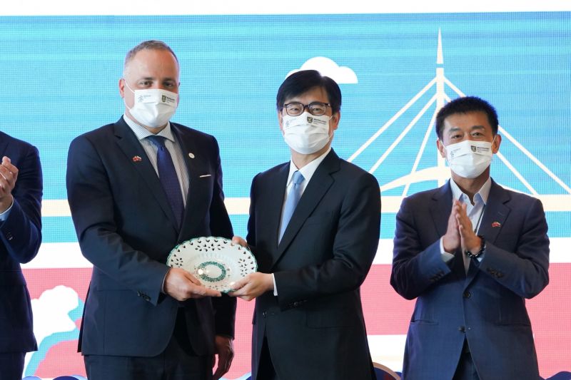 ▲臺灣與斯洛伐克疫情嚴峻中患難見真情,今(10)日高雄市長陳其邁與布省省長德若巴(Juraj Droba)簽署夥伴協定。(圖/高雄市政府提供)