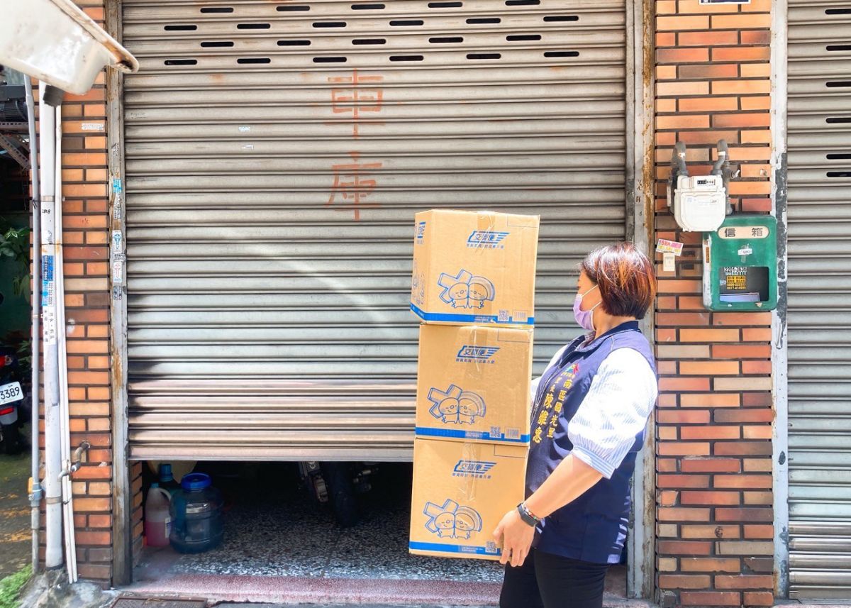 ▲當地里長協助送關懷包到確診者住處，須有簽收人，但有的全家人都確診，怎麼簽名(圖／邱素貞服務處提供2022.6.10)