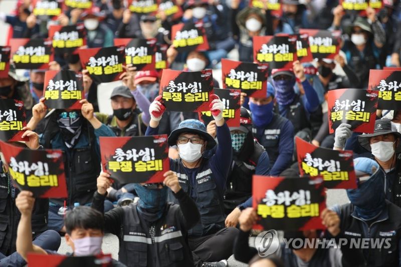 ▲韓國卡車司機罷工至10日進入第4天，不僅影響各式各樣的公司貨運，也讓港口的活動減緩。（圖／翻攝自韓聯社）