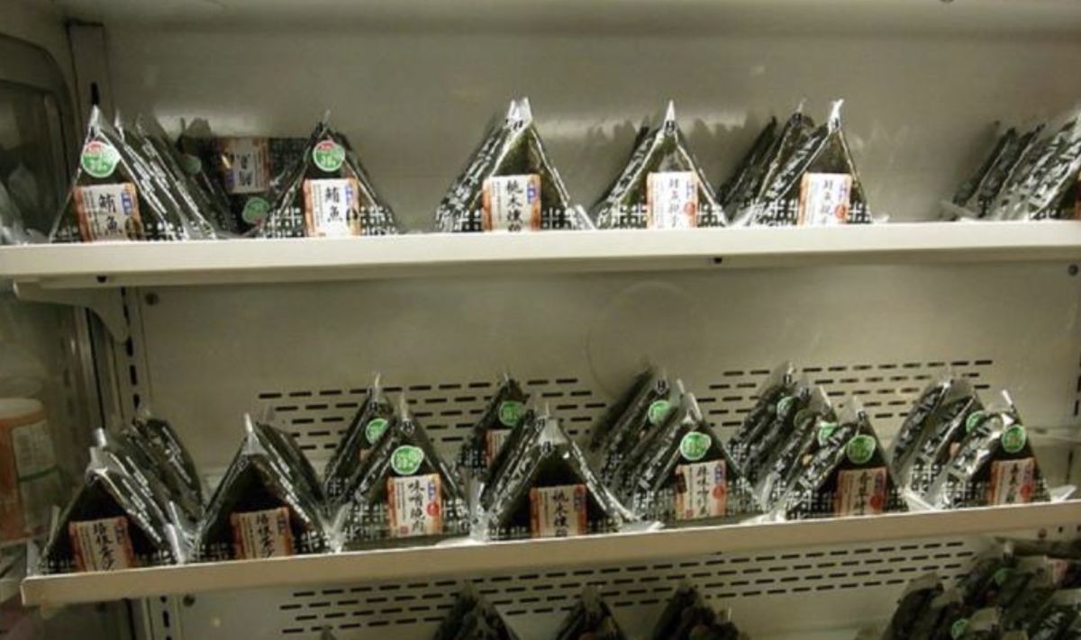 ▲超商御飯糰因為快速又方便，成為不少人早餐首選之一，但你是否發現，身邊越來越多人都不吃超商御飯糰了呢？（圖/維基百科）