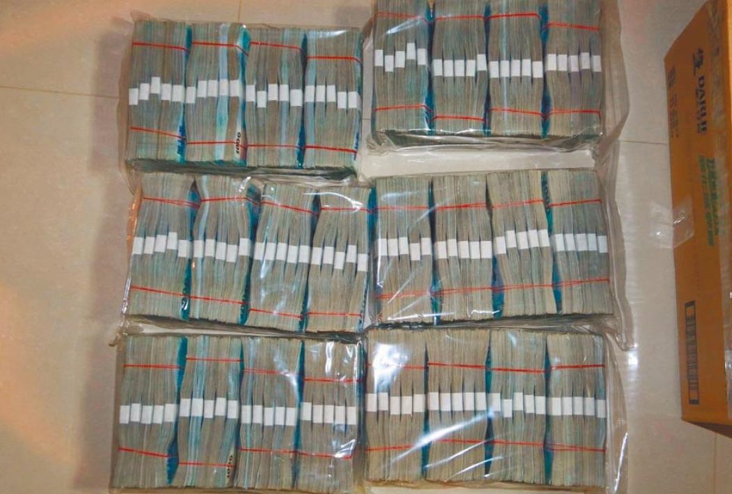 ▲高雄地檢署在2019年，偵破富二代黃姓夫妻檔利用感冒藥製作安非他命，更開著瑪莎拉蒂外出販毒，檢警更在黃男豪宅密室查扣9687萬元現金。（圖／翻攝畫面）