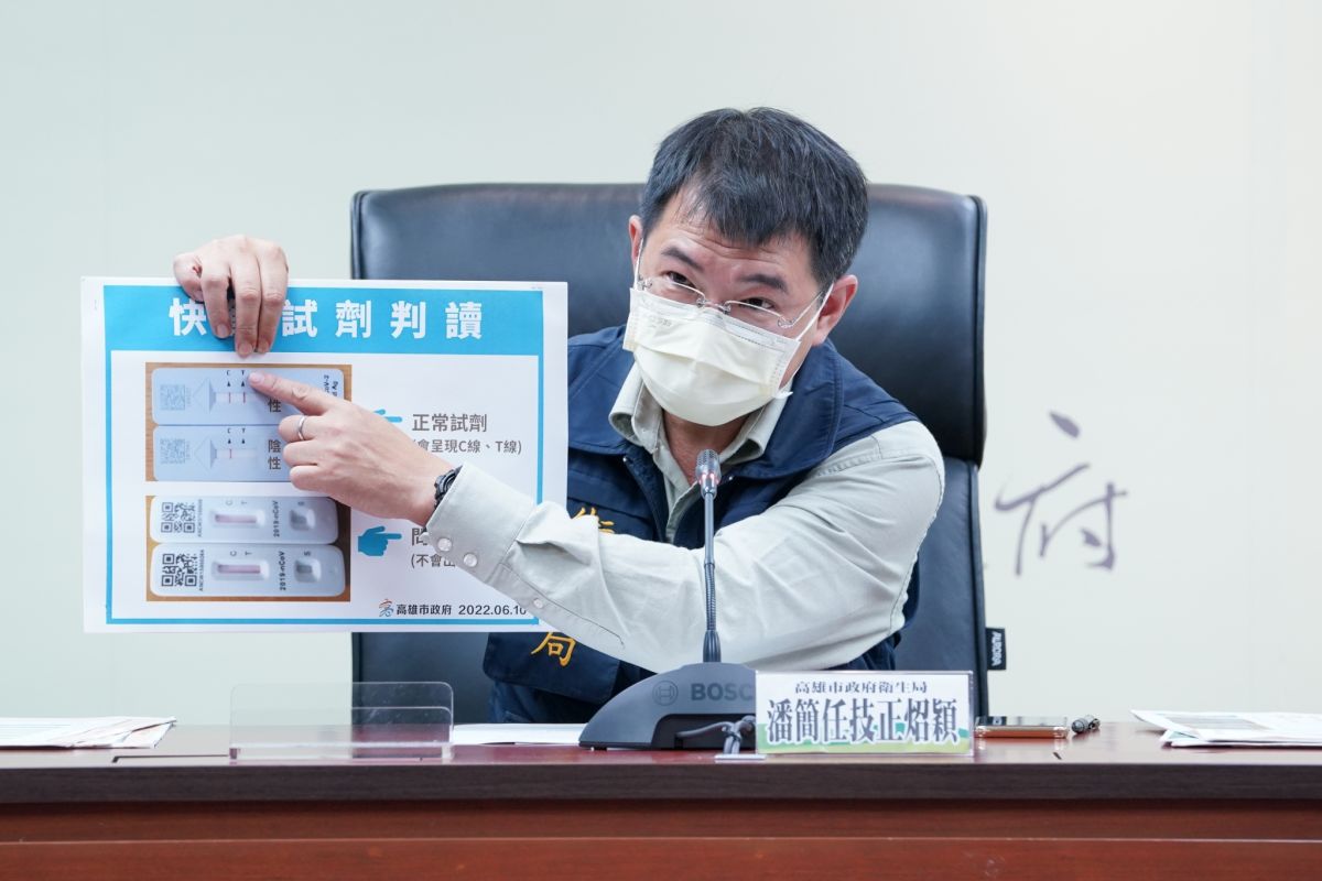 ▲衛生局簡任技正潘炤穎宣佈，市民凡持有Flowflex富樂快篩是5月25日至6月9日從高雄防疫團隊手中領取的，請在6月11日至30日到38區關懷包得來速或衛生局換新。（圖／高市府提供）