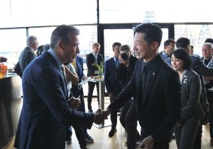林昶佐與丹麥前總理拉斯穆森互動 ▲林昶佐與丹麥前總理拉斯穆森互動。(圖/林昶佐辦公室提供)