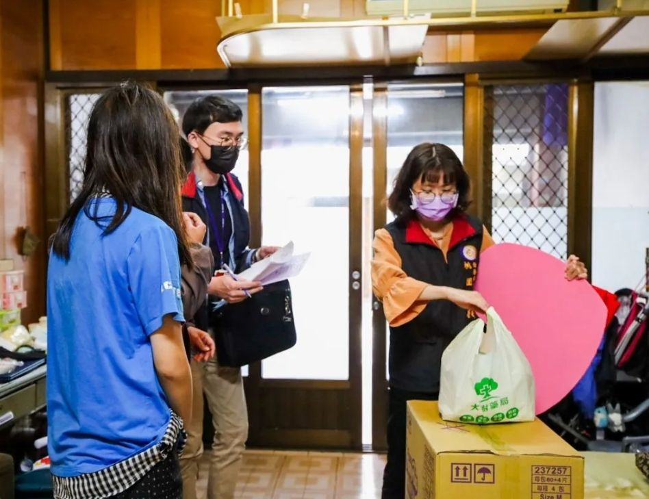 ▲桃園分署愛心社致贈尿布一箱及奶粉。（圖／法務部行政執行署桃園分署）