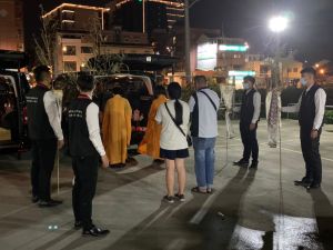 桃園高鐵停車場雙屍命案招魂 ▲死者李女的姊姊、姊夫10日晚間攜4個牌位回到停車場招魂,四個牌位代表李姓夫妻以及女方懷著的龍鳳胎寶寶。(圖/記者李春台翻攝)