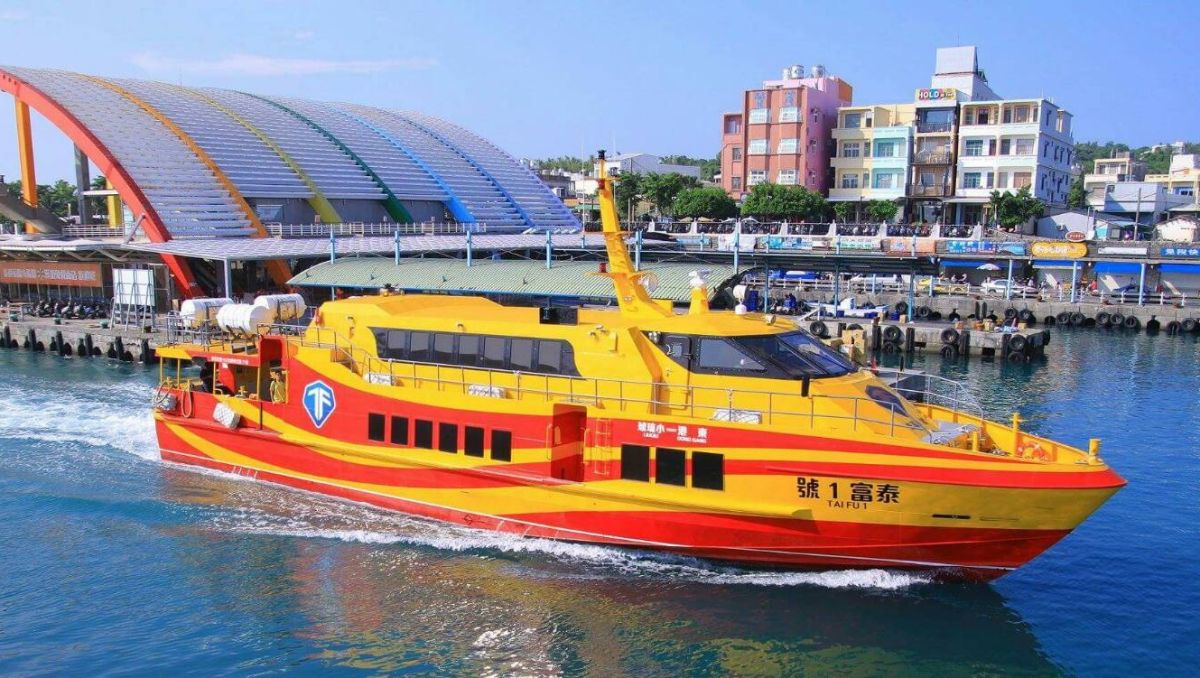 ▲受豪雨影響，國內6離島航線停駛，共有67航次受影響。圖為東港-小琉球航班。（示意圖／Klook提供）