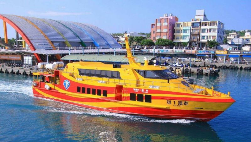 ▲受豪雨影響，國內6離島航線停駛，共有67航次受影響。圖為東港-小琉球航班。（示意圖／Klook提供）