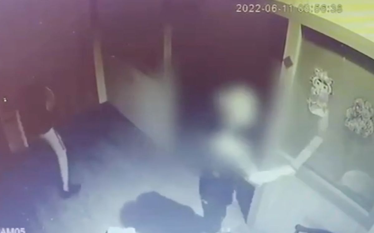 ▲台北市萬華區今（11）日凌晨4點多，1位42歲沈姓男子揪了20人開了9輛車，在半小時內接連前往西昌街、萬大路以及艋舺大道3間養生館砸場。（圖／翻攝畫面）