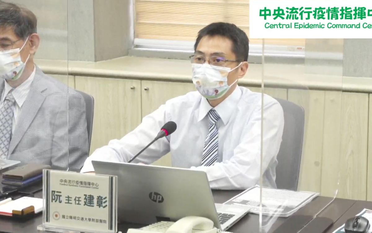 ▲陽明交大附設醫院小兒科主任阮建彰今（11）日在研討會中提到，日前收治1名8歲大男童感染新冠時，屬於輕症個案，但在染疫4周後，出現高燒不退，胸痛，還有腹痛、紅眼睛症狀，後續被診斷為MIS-C合併闌尾炎。（圖／擷取自疾管署直播）