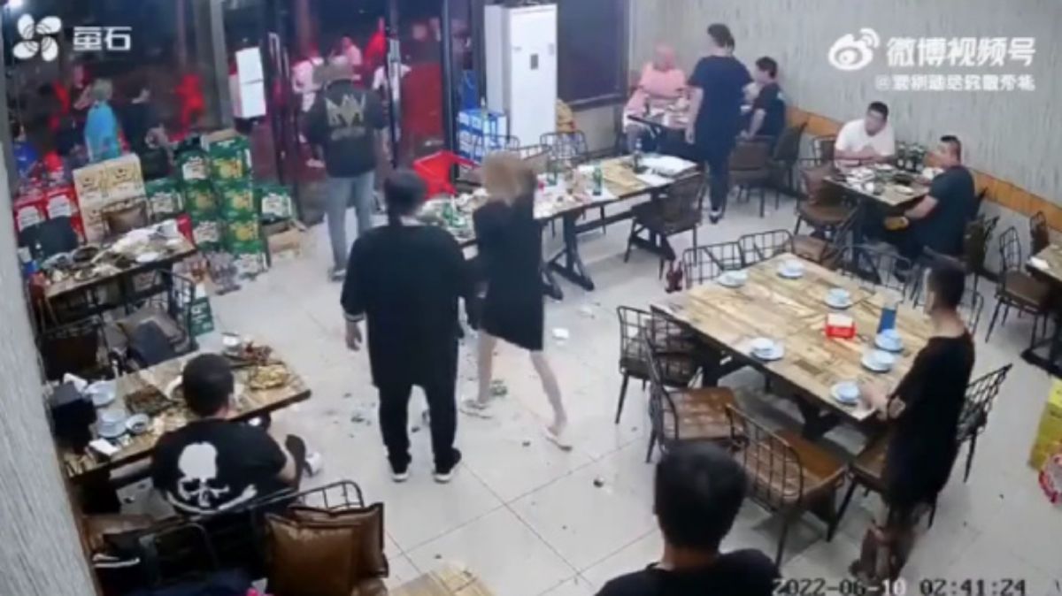 ▲河北唐山10日凌晨發生的女子在燒烤店被毆傷事件，引發輿論撻伐。（圖／翻攝自微博）