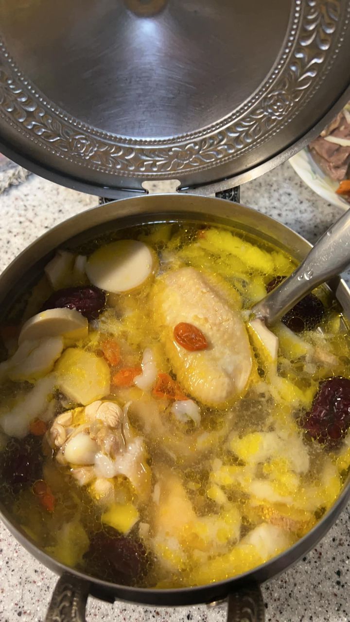 ▲一名網友發現，其實雞湯不只能丟乾香菇，放入椰子肉更能讓湯頭變得鮮甜、美味。（圖／翻攝自臉書「家常菜」）