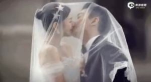 ▲陳曉（右）、陳妍希在婚禮上演掀頭蓋浪漫接吻。（圖／翻攝微博）