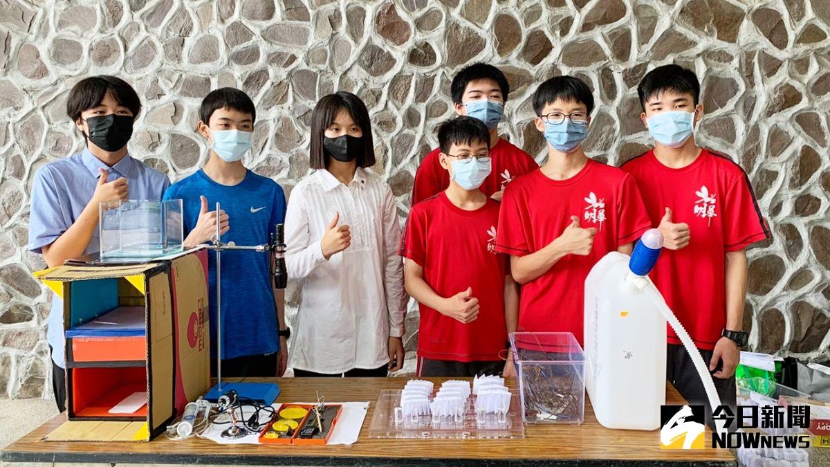 ▲明華國中在競賽中表現亮眼，同學黃暐哲、楊承諺、楊雅筑  、陳葆光、朱柏旭、朱竣驛、陳品翰（由左而右），二項作品包辦二、三名。（圖／記者陳美嘉攝，2022.06.11）