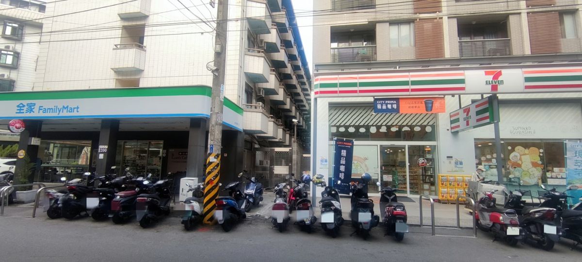 ▲有網友詢問，小七、全家同時在對面該選哪一間？掀起大家熱烈討論（圖／全家便利商店 / 7-11 超商新品&好物分享區臉書）