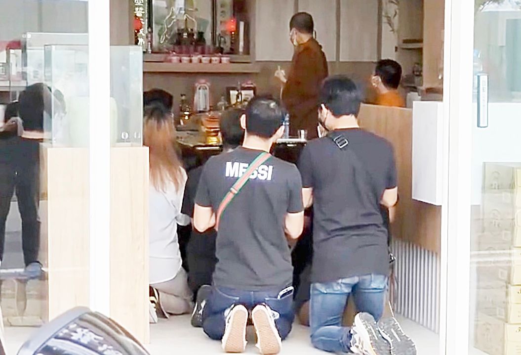 ▲法會由泰國法師為亡者誦經祈福，家屬與員工朋友約十餘人到場。員工難過地說「老闆很好」、「不敢相信」。（圖／記者李春台翻攝）