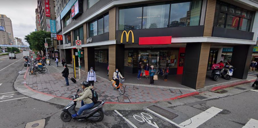 ▲北市中山區1名男子因積欠友人2萬元，在麥當勞被4壯漢強擄上車。（圖／翻攝自GoogleMap）