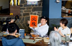 ▲趙傳開心收到禮物。(圖/TVBS提供) ▲趙傳開心收到禮物。(圖/TVBS提供)