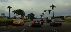 ▲女子在行徑中突然打開車門,險遭後車輾過。(圖/翻攝臉書記者爆料網) ▲女子在行徑中突然打開車門,險遭後車輾過。(圖/翻攝臉書記者爆料網)