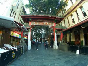 澳洲中國城 ▲林彥碩曾在澳洲中國城美食街的中餐攤位打工,讓他學會快速掌握食材變化的功夫。(圖/林彥碩提供)