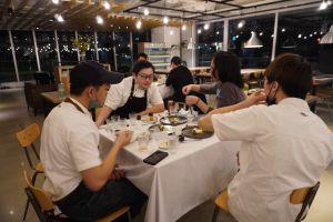 林彥碩在普橘島擔任私廚試菜 ▲林彥碩拿料理大賽冠軍後,來到普橘島擔任客座私廚,與其他私廚一起切磋分享,對他來說獲益良多。(圖/林彥碩提供)