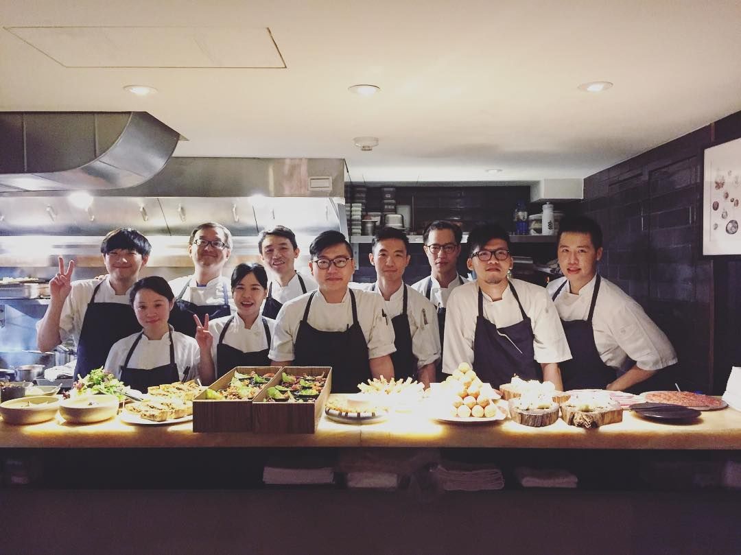 ▲林彥碩（前排中）曾任米其林一星餐廳MUME的副主廚，他透露其實薪水大約就是一個中階上班族左右，沒有外界想像這麼高。（圖／林彥碩提供）