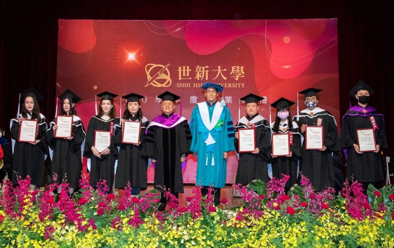 ▲世新大學10日舉辦畢業典禮，許瑋甯獲得傑出表現獎。（圖／世新提供）
