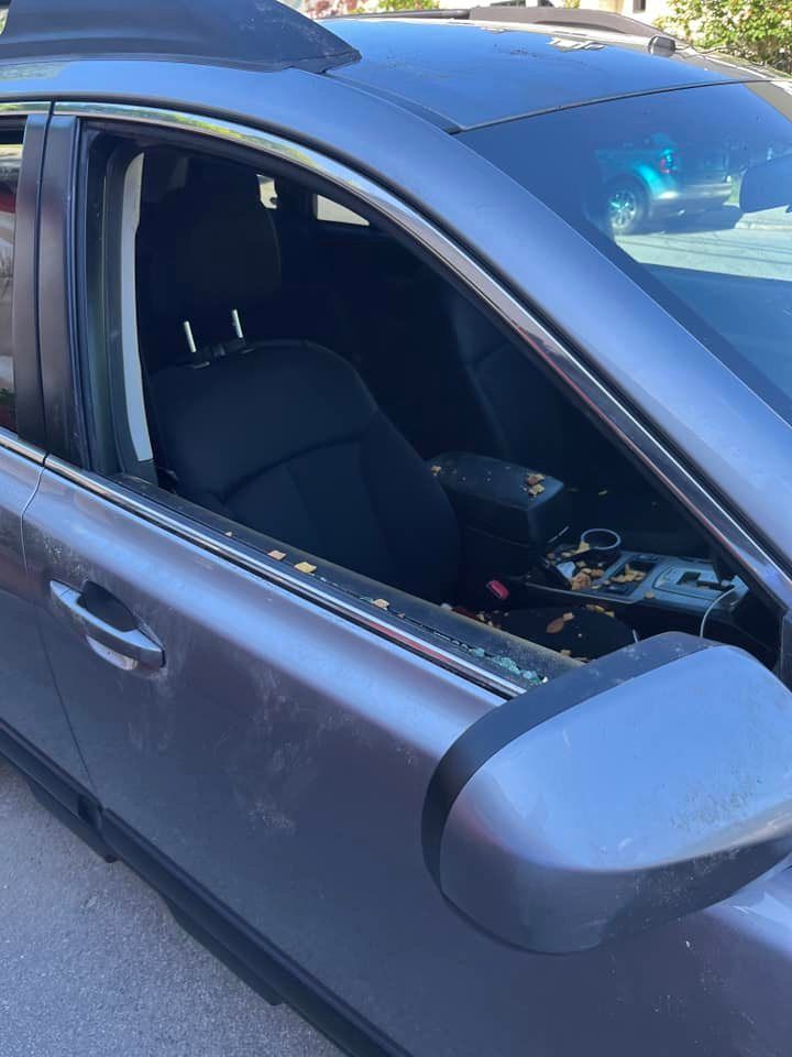 ▲熊熊將車窗打碎，撈出車中吃剩的麥當勞薯條。（圖／Facebook：Jackson Police Department NH）