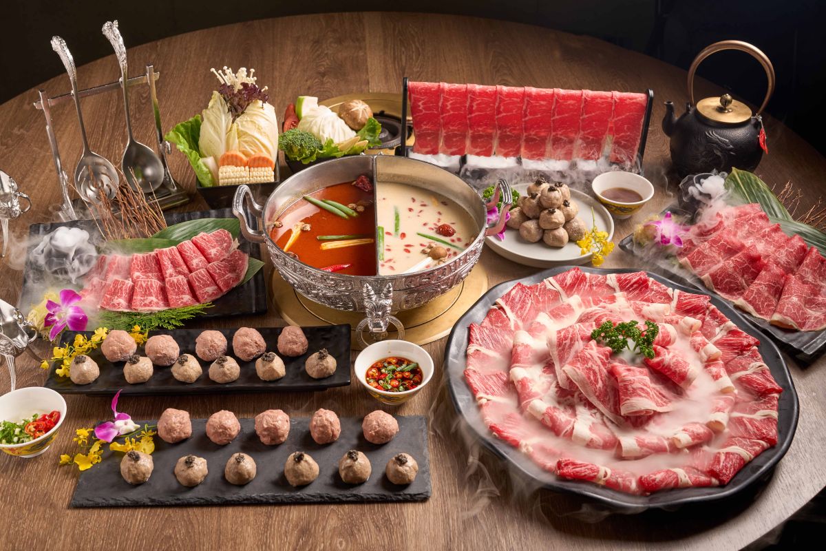 ▲6/13～7/13期間限定，身分證、健保卡和學生證，對中指定號碼「0、1、3、6、7」任2碼，馬辣集團旗下的問鼎皇上吉祥宮廷火鍋「松露拿可牛肉丸」免費吃；涮樂和牛鍋物全桌免費升級「美國Choice鮮切拿可肉片」吃到飽。（圖／馬辣集團提供）