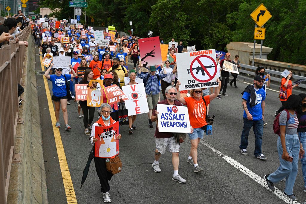 ▲美國各地今天有成千上萬民眾走上街頭，吶喊針對肆虐全美的槍枝暴力拿出作為。美國在立法提高槍枝管制上，一直遭遇共和黨籍政治人物的阻撓。（圖／美聯社／達志影像）