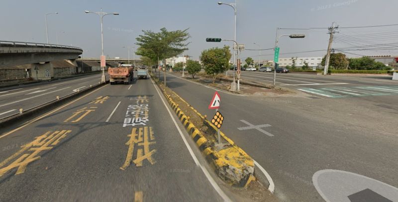 疑坐路中釀禍!台中女卡車底遭拖行數十公尺 頭顱變形亡