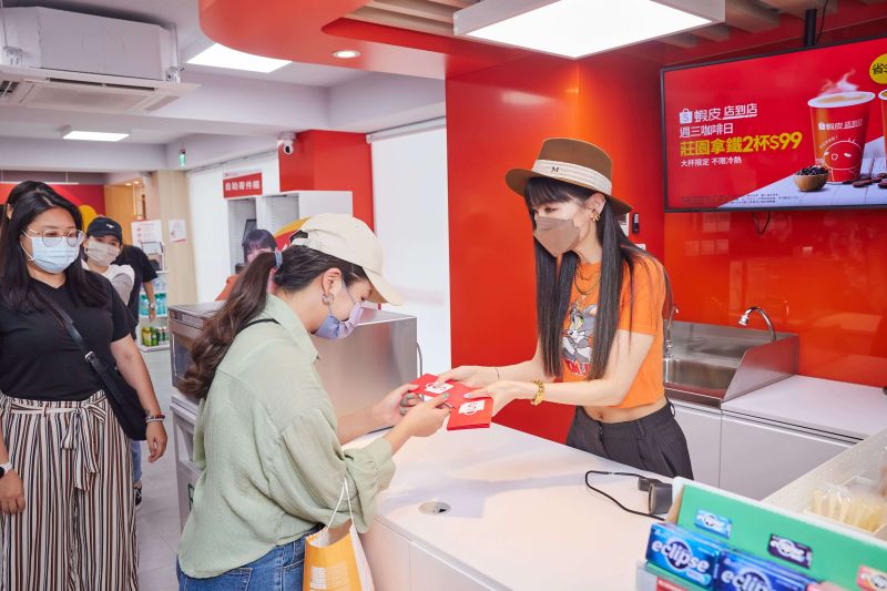 謝金燕體驗「蝦皮店到店」萬能店員!大喊:這比唱跳更累