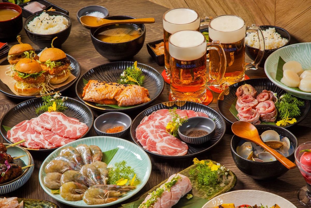 ▲Buckskin Yakiniku柏克金燒肉屋，6月週週推出不同品項快閃優惠，加入官方LINE好友，​每週限時3天內用大杯啤酒或美牛胸腹肉都能買一送一；金色三麥則是6/15以前，外帶經典大拼盤半價；6/30前提早訂位，內用也可享經典大拼盤半價優惠。（圖／翻攝自柏克金燒肉屋FB）