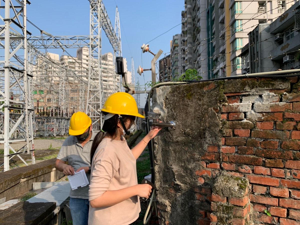 ▲空姐紀懿芹轉職後，安裝驅鳥器不假他人之手，手持電鑽自己幹活去。（圖／業者提供） 