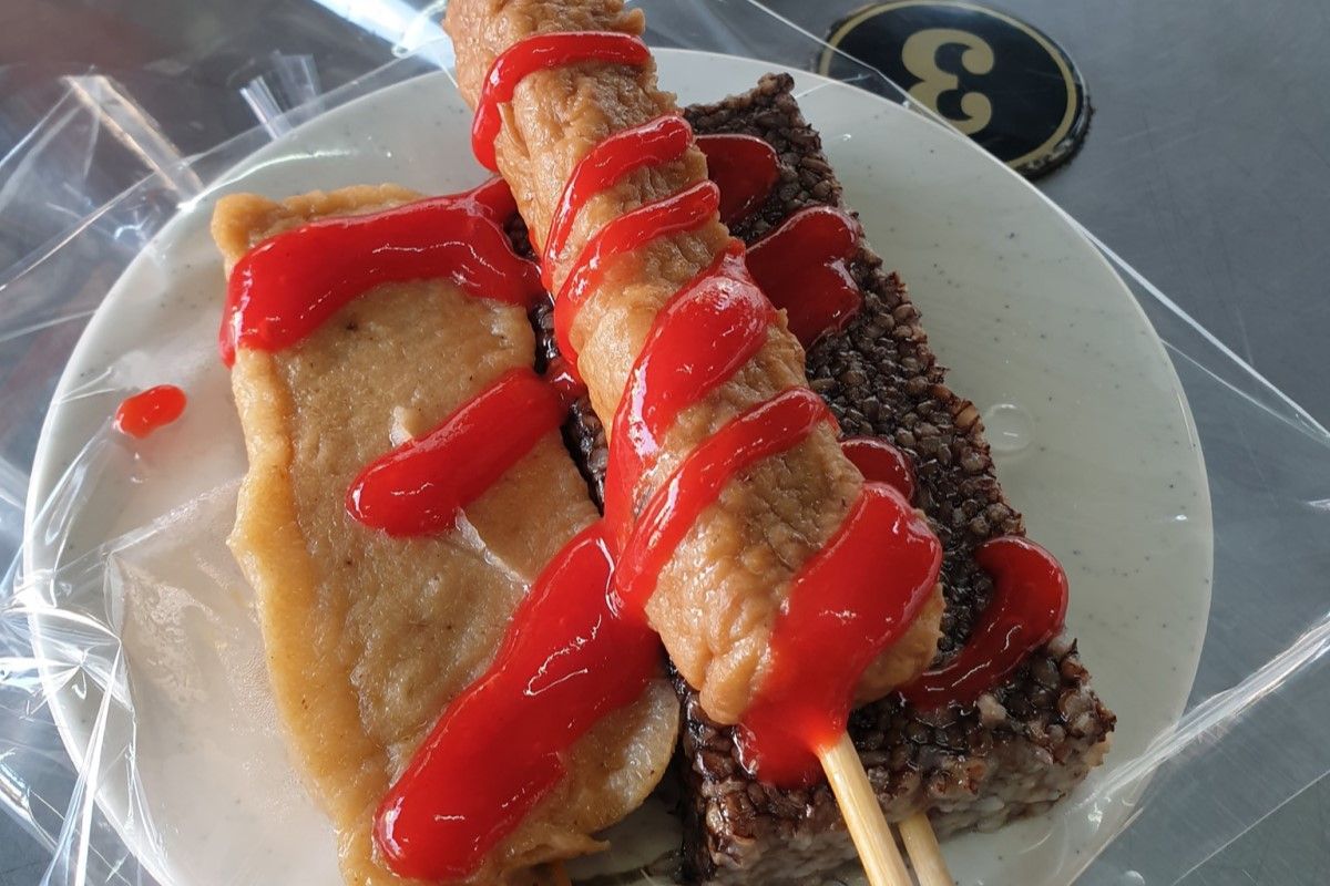 ▲苗栗熱狗非熱狗，阿嬤嗨買整碗捧回家，孫見了1秒大哭：「這不對啦！」（示意圖／臉書社團《爆癈公社公開版》） 