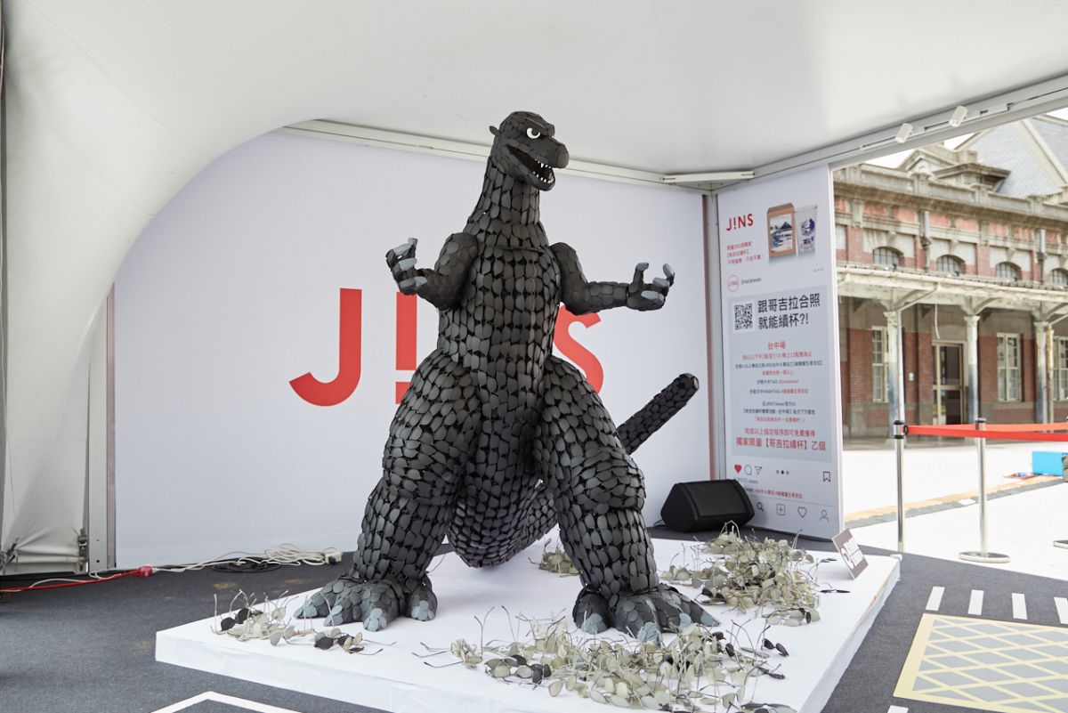 ▲《侏羅紀世界3》熱映掀起全台恐龍熱，中部有日本哥吉拉出沒，由回收廢棄眼鏡打造的恐龍登陸台中火車站；劍湖山世界主題樂園則打造恐龍實境秀，搭配VR Dino虛實動感體驗一起重返白堊紀。（圖／JINS Taiwan提供）