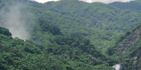 屏東「卡悠峰瀑布」山崩!現場塵土飛揚 勸離遊客後封閉