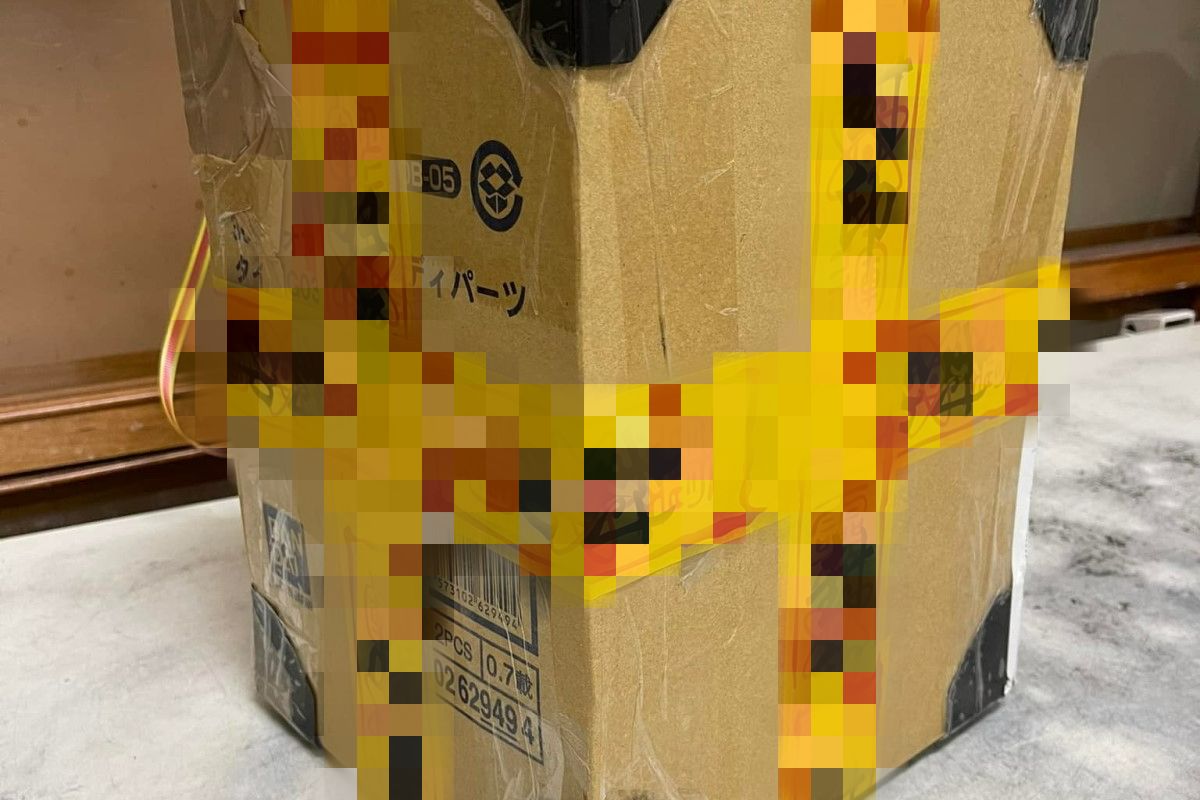 ▲一名網友上網購物，取貨時一看到包裹讓他相當傻眼。（圖／翻攝自《爆廢公社公開版》）