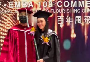 范瑋琪EMBA碩士畢業。(圖/翻攝陳建州臉書) ▲范瑋琪EMBA碩士畢業。(圖/翻攝陳建州臉書)