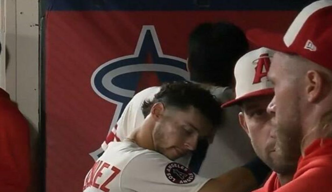 ▲大谷翔平開轟後，隊友Andrew Velazquez給他深情地擁抱。（圖／ABEMA TV)