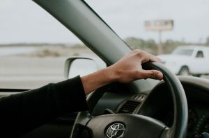 ▲TOYOTA官方IG近日發出「台灣人5大開車NG行為」,其中大禁忌「在車內吃臭豆腐」竟然只排第三,貼文一出掀起熱議。(示意圖/取自unsplash) ▲TOYOTA官方IG近日發出「台灣人5大開車NG行為」,其中大禁忌「在車內吃臭豆腐」竟然只排第三,貼文一出掀起熱議。(示意圖/取自unsplash)