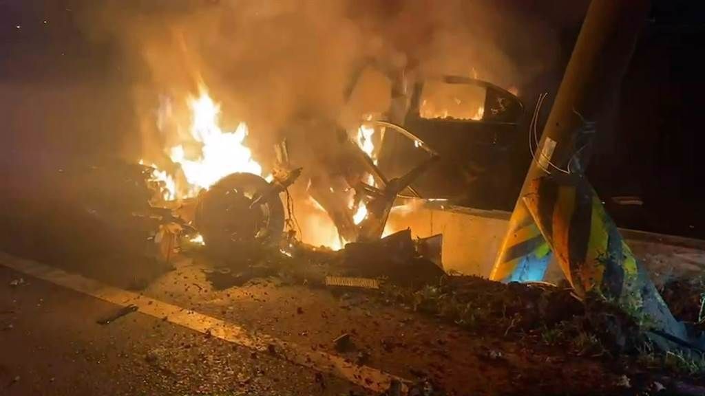 ▲事故發生後，駕駛受困車內逃生不及，慘成焦屍。（圖／翻攝畫面）