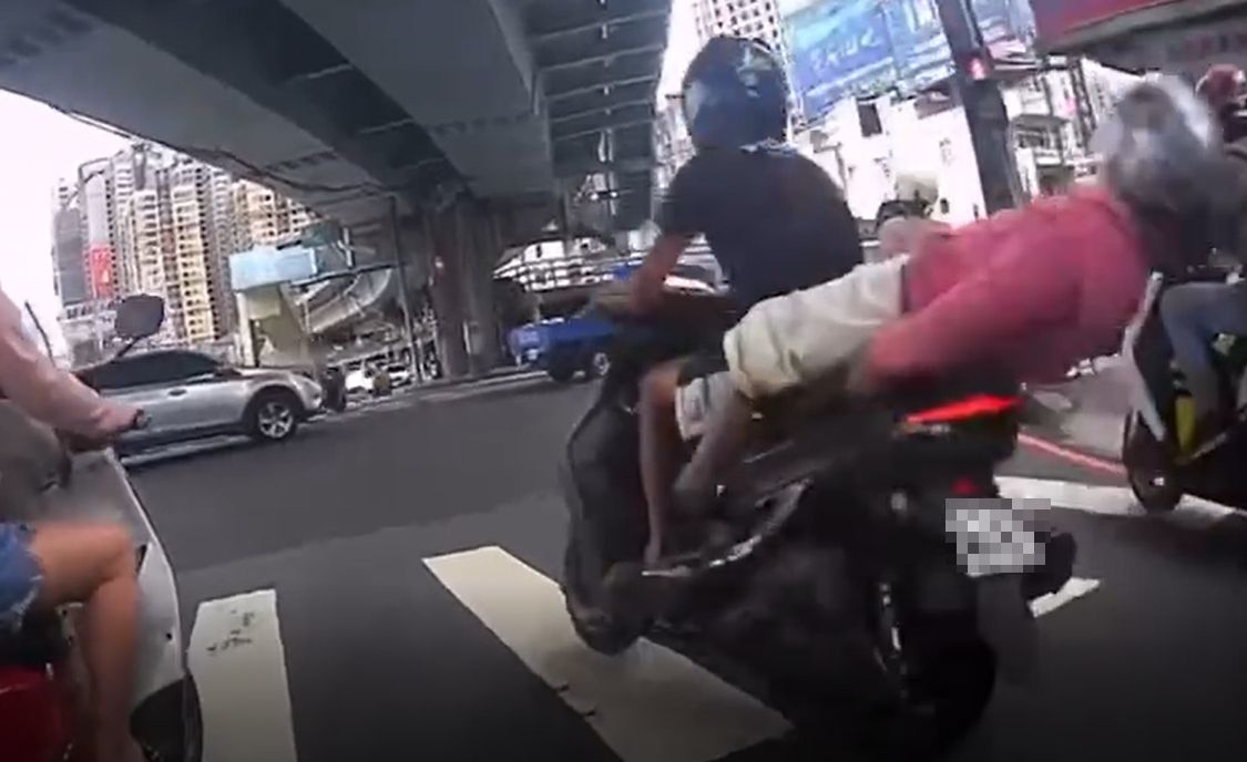 ▲男子突然加速，導致後座婦人重心不穩摔車。（圖／翻攝記者爆料網）