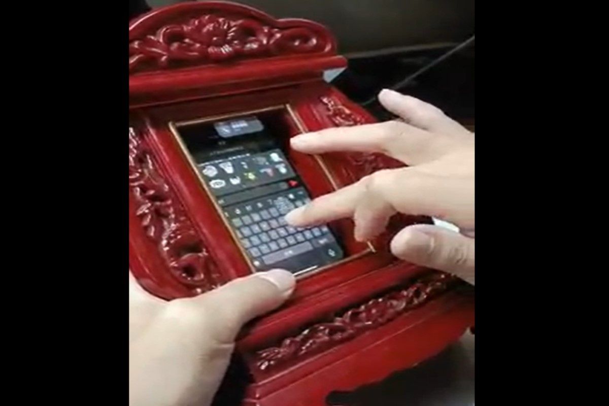 ▲一名網友分享奇葩的「公媽牌」手機殼，引起網友熱議。（圖／翻攝自《爆廢公社公開版》）