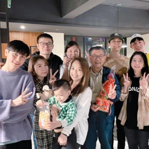 ▲炎亞綸(後排右二)全家一起慶生,阿本(後排右一)也是座上賓。(圖/翻攝阿本FB) ▲炎亞綸(後排右二)全家一起慶生,阿本(後排右一)也是座上賓。(圖/翻攝阿本FB)