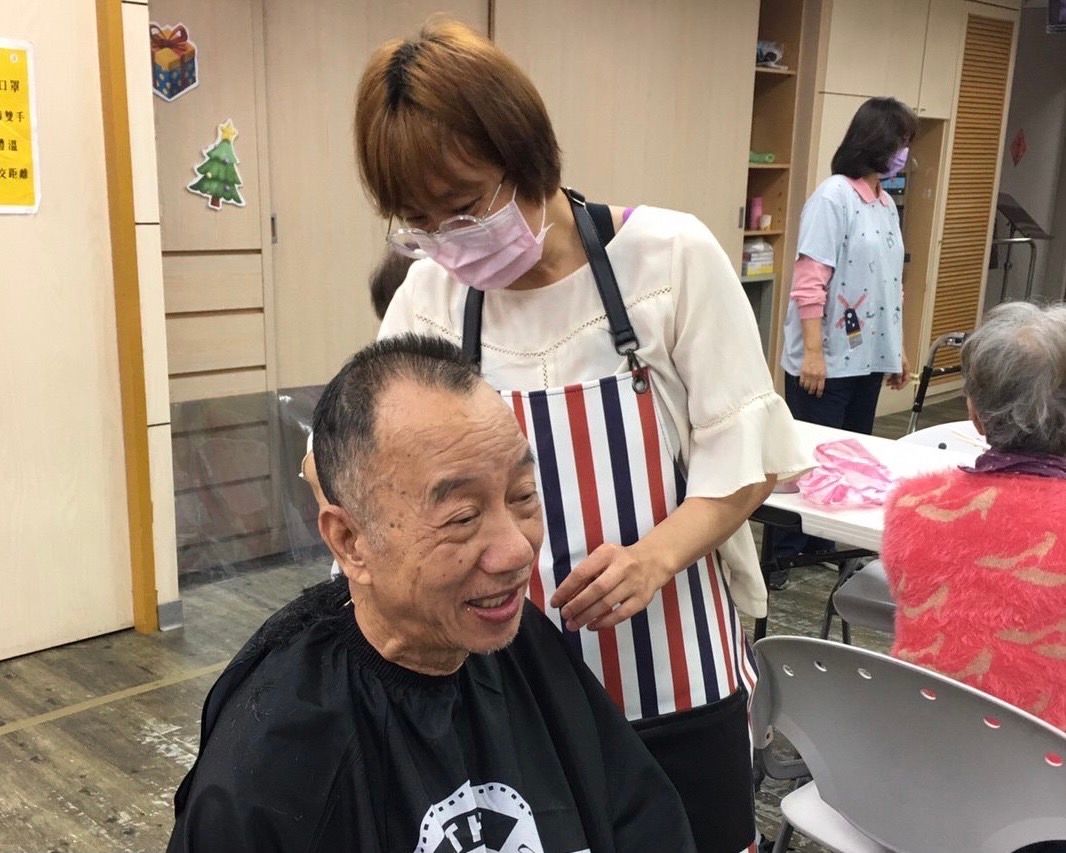 ▲新住民成為替銀髮族義剪的「快手理髮師」。（圖／移民署提供）