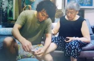▲法院審理期間,男導遊還出示多張照片,試圖證明2人感情良好,幫忙管理財產是富婆自願的。(圖/翻攝微博) ▲法院審理期間,男導遊還出示多張照片,試圖證明2人感情良好,幫忙管理財產是富婆自願的。(圖/翻攝微博)