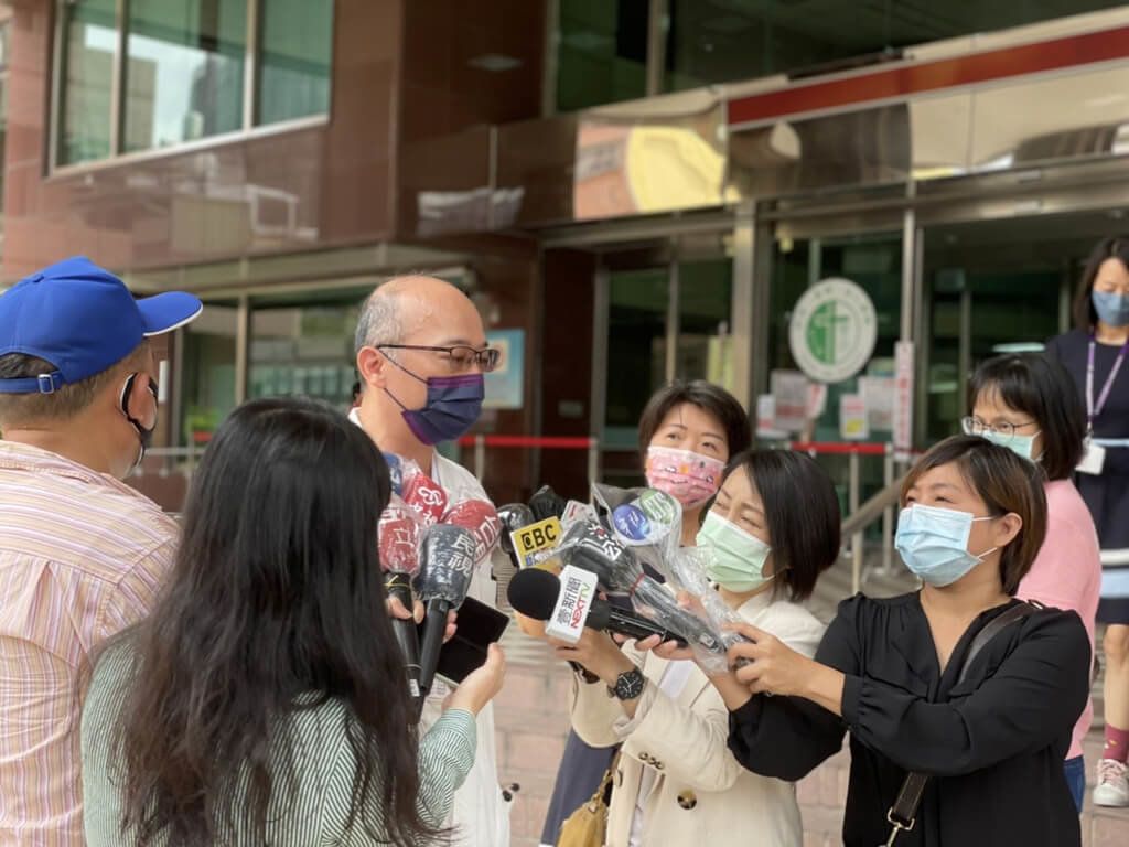 ▲高雄一名6日出生的男嬰確診COVID-19，但父母都未染疫。高雄聖功醫院內科部主任醫師賴炳彰（後左）13日出面接受媒體聯訪表示，相關工作人員快篩、PCR採檢都是陰性，男嬰目前感染源仍不明。（圖／聖功醫院提供）