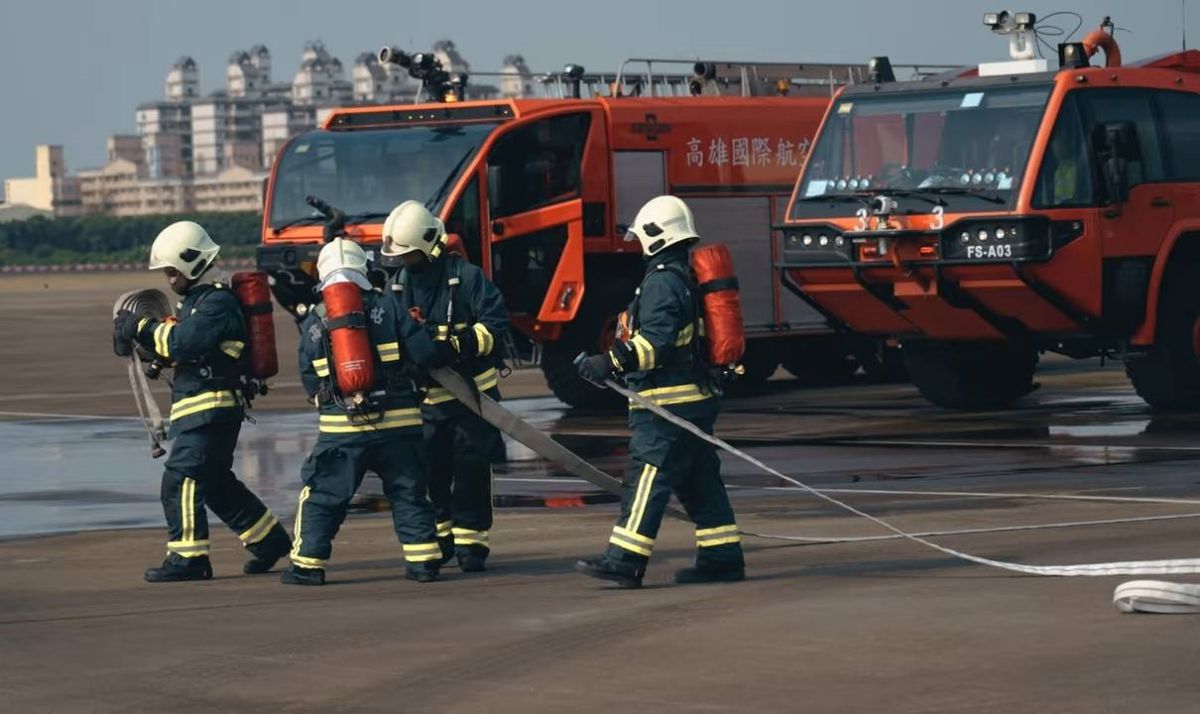 ▲交通部民航局高雄國際航空站招考助理消防員3名，自6月13日起至6月30日止。(圖／高雄國際航空站消防隊提供)