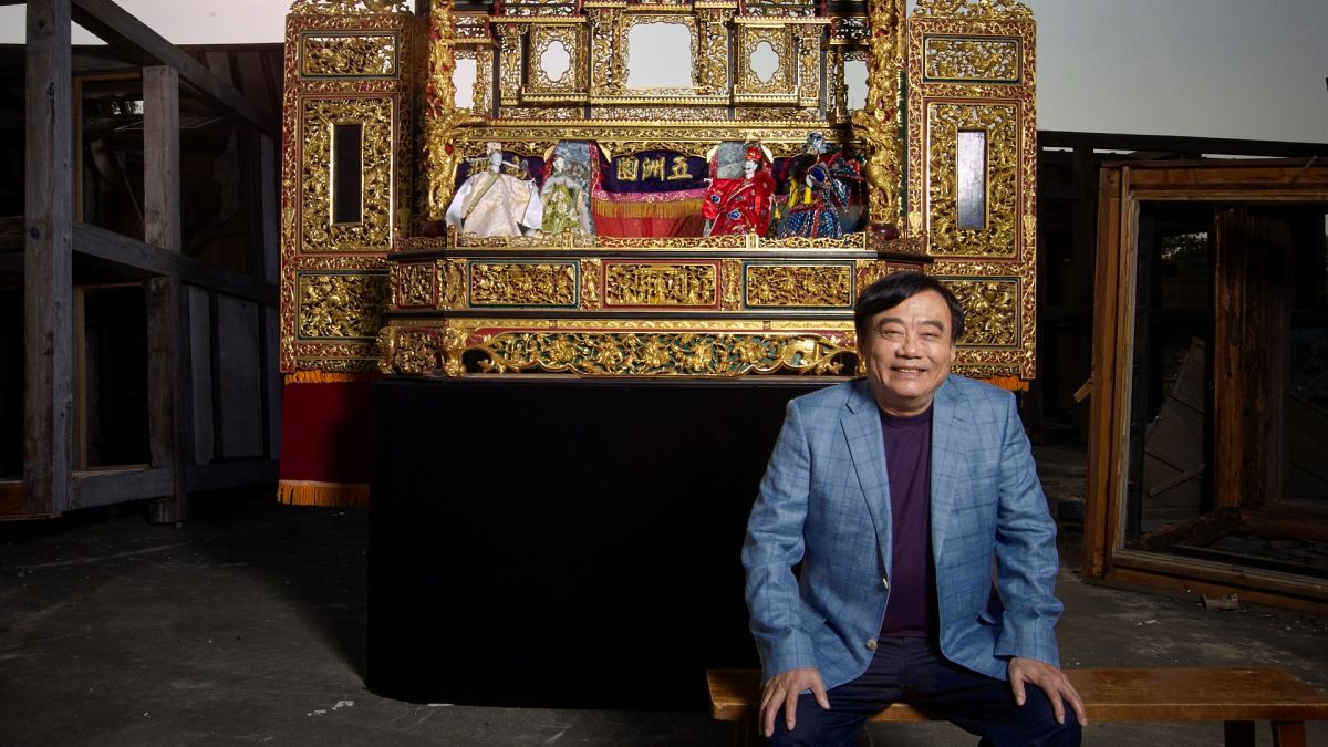 ▲黃文擇任霹靂國際多媒體副董事長期間，與五洲園戲台合影。（圖／霹靂國際多媒體提供）